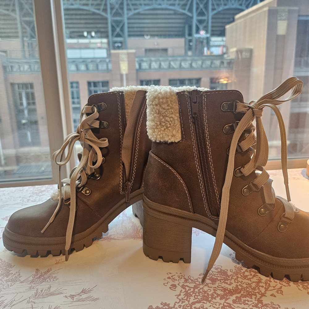 Cozy Brown Lace-Up Boots with Cream Trim - Picture 2 of 4